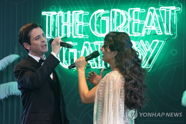 열창하는 '위대한 개츠비' 배우들