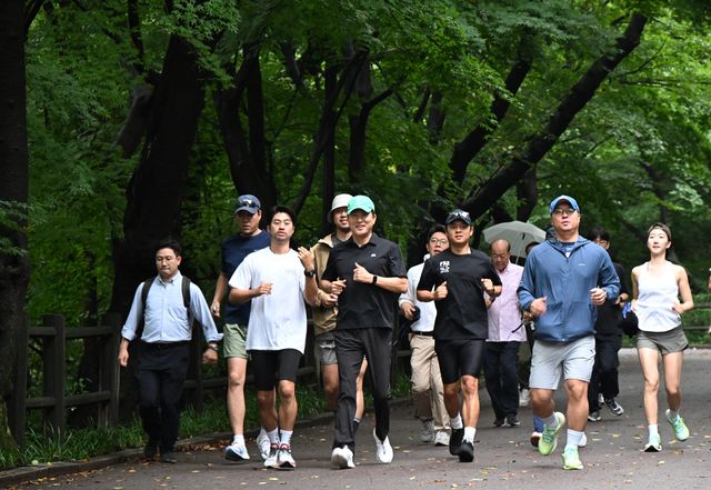 오세훈, '아침현장소통' 시작…남산샤워장 찾아 시민의견 청취