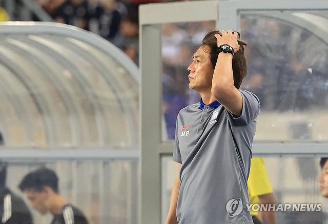 경기 지켜보는 홍명보 감독