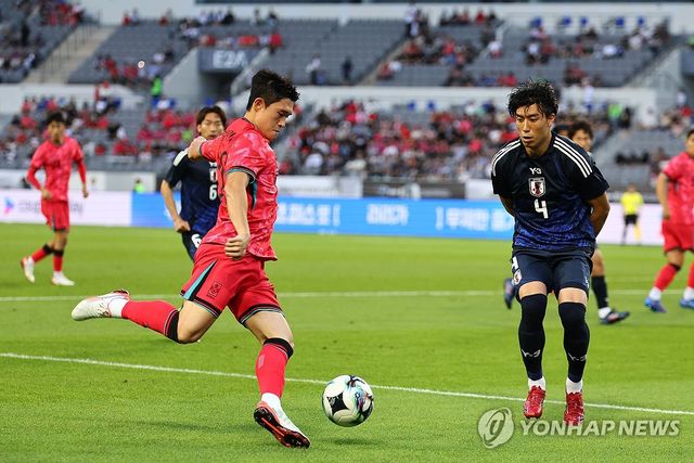 패스 시도하는 이동경