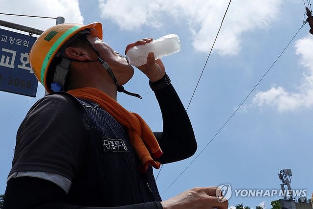 얼음물로 갈증 달래는 건설노동자