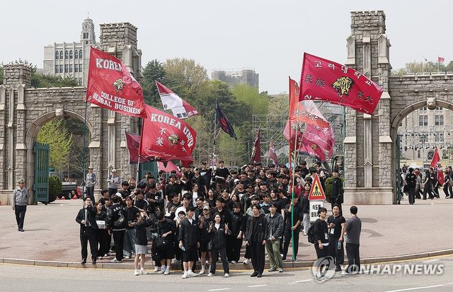 4.18 학생의거 기념 구국대장정 참가한 고려대 학생들