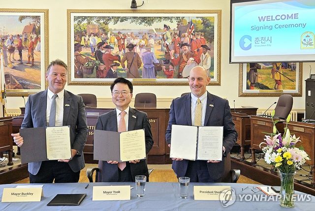 육동한 춘천시장(가운데), 미국서 윌터 스털링 세인트존스대 총장(오른쪽)과 GB 프로그램 도입 협약식