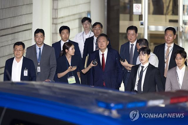 호송차량 향하는 윤석열 전 대통령