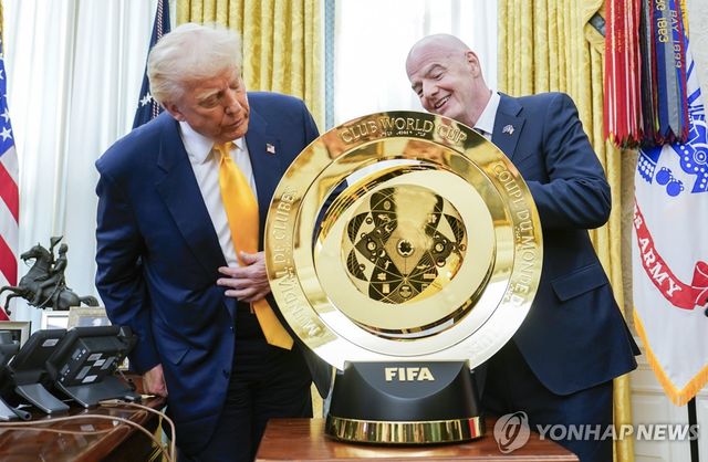3월 클럽월드컵 우승트로피 공개하는 인판티노 FIFA 회장
