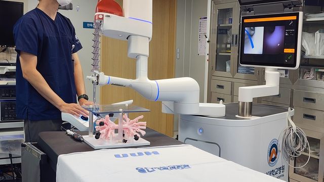 기관지 내시경 로봇 '아이언' 시연하는 의료진