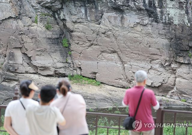 반구대 암각화 찾은 관람객들