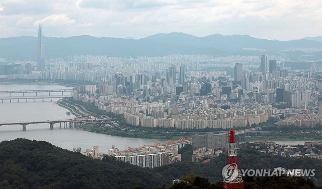 7월 14일 남산 N서울타워에서 바라본 서울 시내 아파트 단지 모습. 2025.7.14 yatoya@yna.co.kr