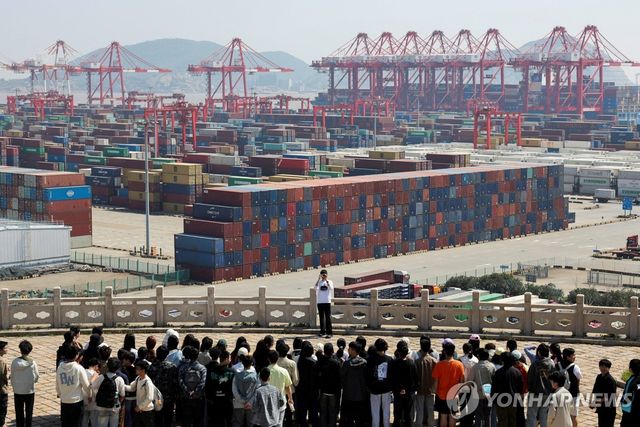 중국 상하이 외곽의 양산항 전망대