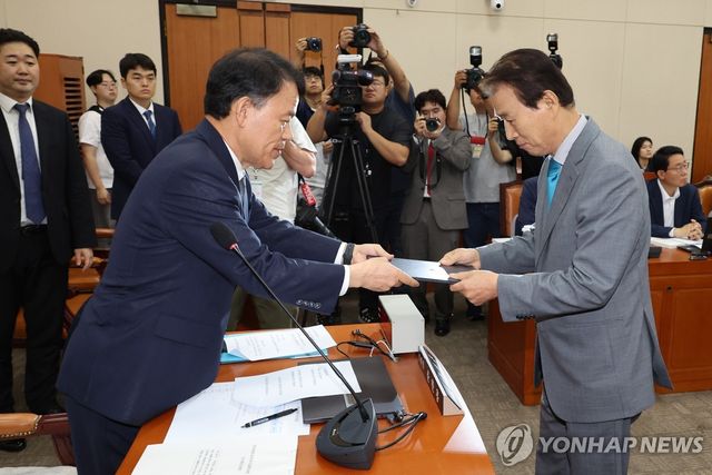 선서문 전달하는 권오을 보훈부 장관 후보자