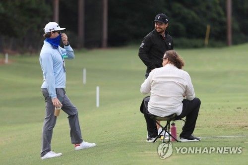 잰더 쇼플리의 연습을 의자에 앉아 지켜보는 아버지 슈테판.