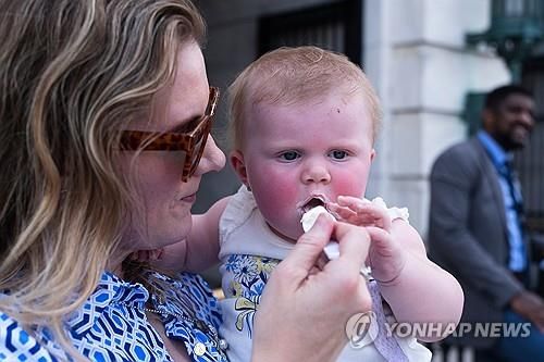 아기에게 아이스크림 먹이는 엄마