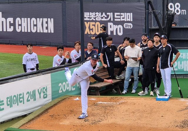 첫 불펜 투구하는 패트릭 머피