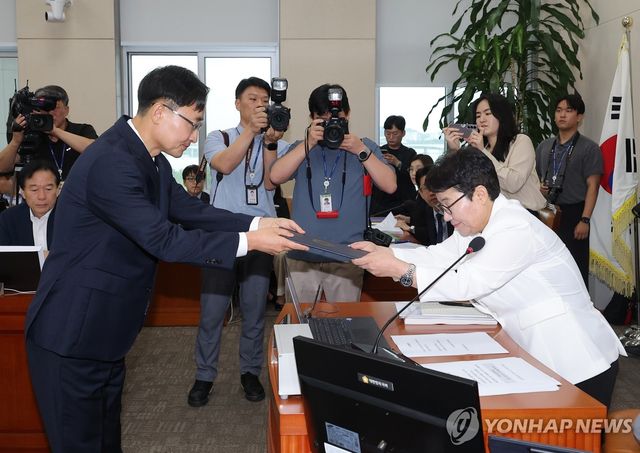 선서문 전달하는 임광현 국세청장 후보자