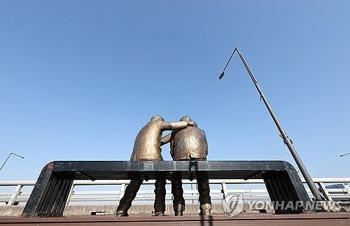 (서울=연합뉴스) 김성민 기자 = 서울 마포대교에 자살 예방을 위한 '한 번만 더' 동상이 설치돼 있다. 2025.2.27 ksm7976@yna.co.kr