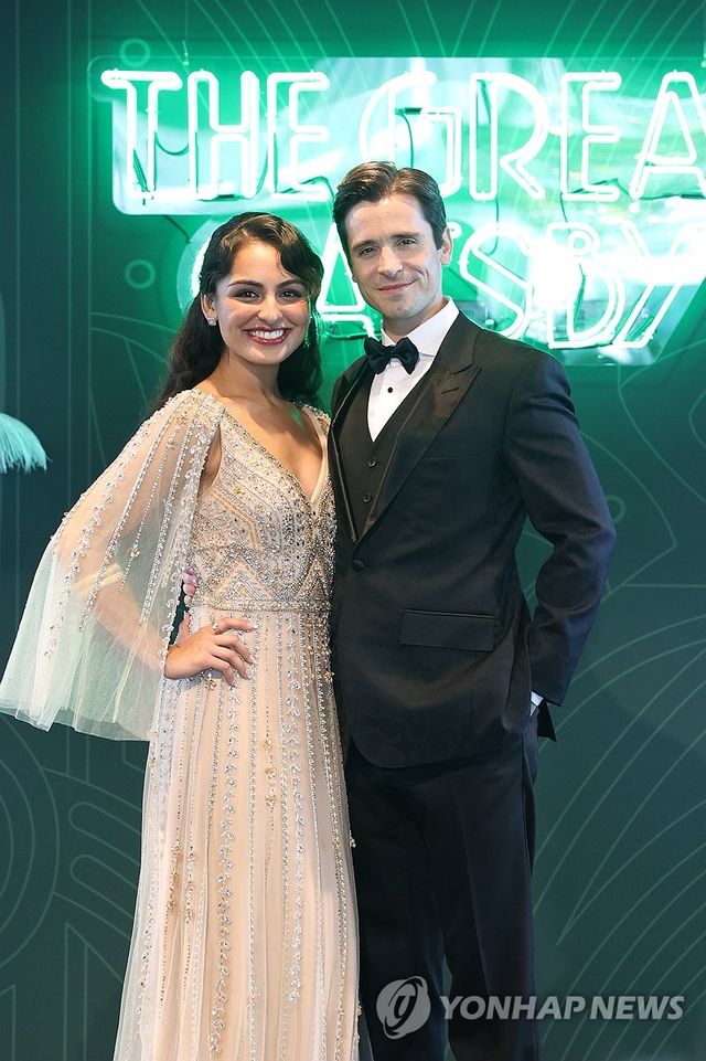 포즈 취하는 매트 도일-센젤 아마디