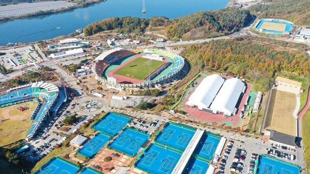 송암스포츠타운 전경(사진 아래 부분이 야외 테니스장)