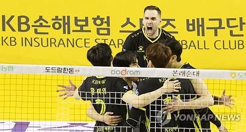 KB손해보험과 재계약한 외국인 거포 비예나(중앙)