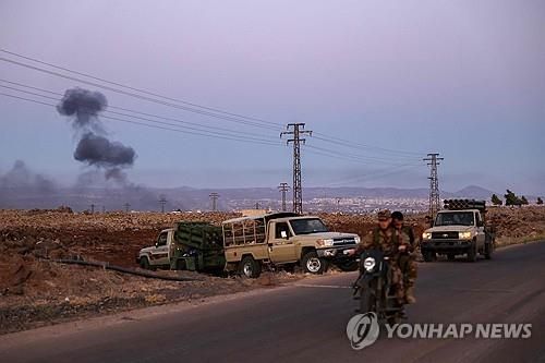 14일(현지시간) 이스라엘군 공습으로 연기 피어오르는 시리아 남부 스웨이다시 인근