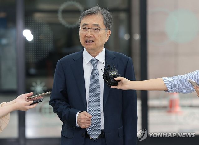 취재진 질문에 답하는 조현 외교부 장관 후보자