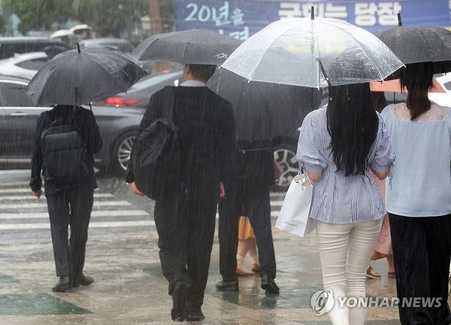 서울 영등포구 여의도 국회 인근에서 시민들이 우산을 쓰고 이동하고 있다. [연합뉴스 자료사진]