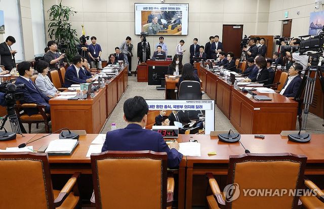 정청래 의원 질의 경청하는 안규백 국방부 장관 후보자