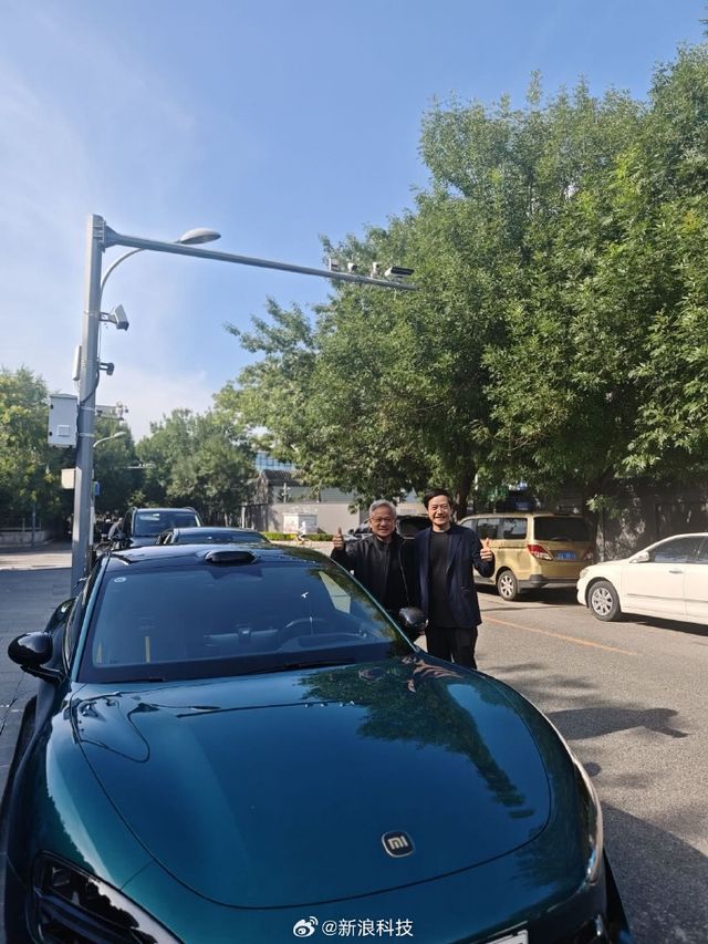 샤오미 자동차 앞에서 포즈 취한 엔비디아-샤오미 CEO