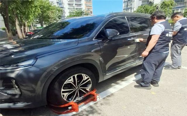 체납 차량에 설치한 바퀴 잠금장치