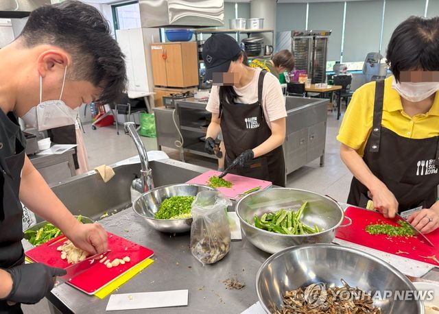 재료를 손질하고 있는 '은빛SOL다이닝' 프로그램 참가자