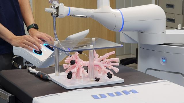 기관지 내시경 로봇 '아이언' 시연하는 의료진