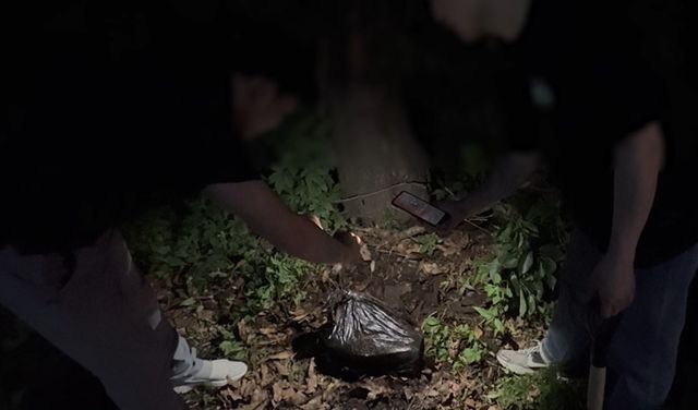 은닉한 마약을 경찰이 발견한 모습