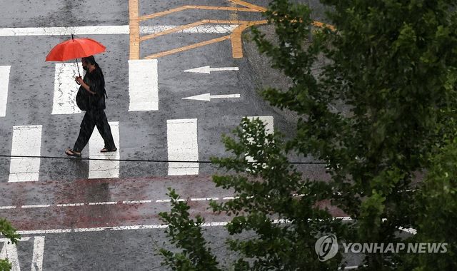 쏟아지는 비를 피해