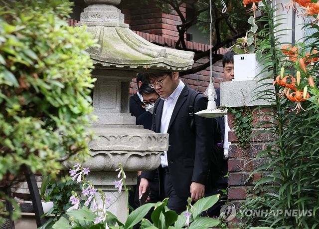 압수수색하는 '건진법사' 법당