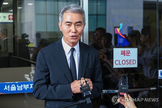 취재진에 입장 밝히는 장현국 전 위메이드 대표