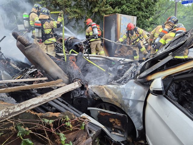 단독사고로 불 난 승용차