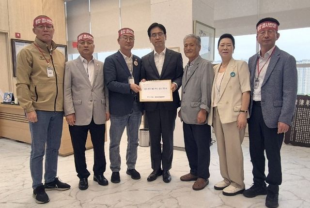 완주군의회 '완주전주 통합 중단 건의문' 전달