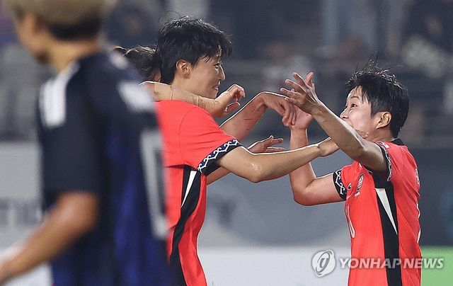 지난 일본과 경기에서 골 넣고 기뻐하는 한국 선수들