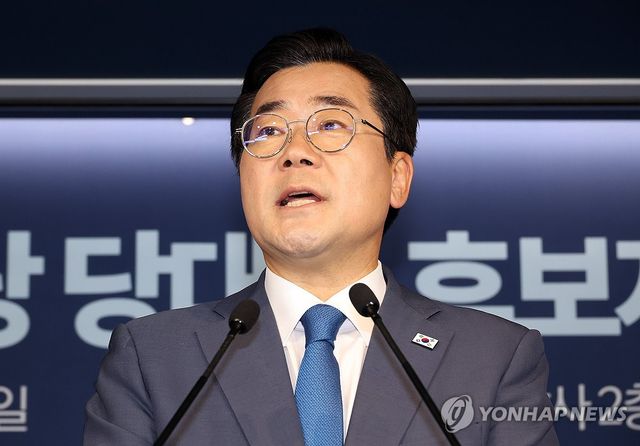 후보 등록 후 기자회견하는 박찬대 의원