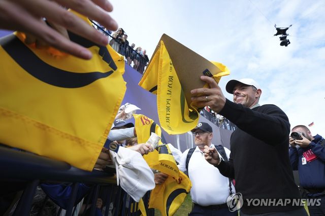 팬들에게 사인해주는 매킬로이