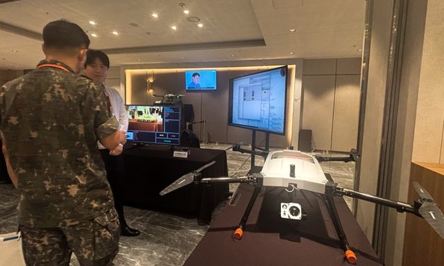 행사장에 전시된 감시정찰용 이동형 드론과 AI 기반 프라모델