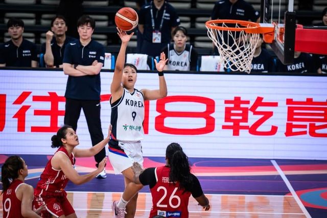 한국 박지현(9번)의 슛