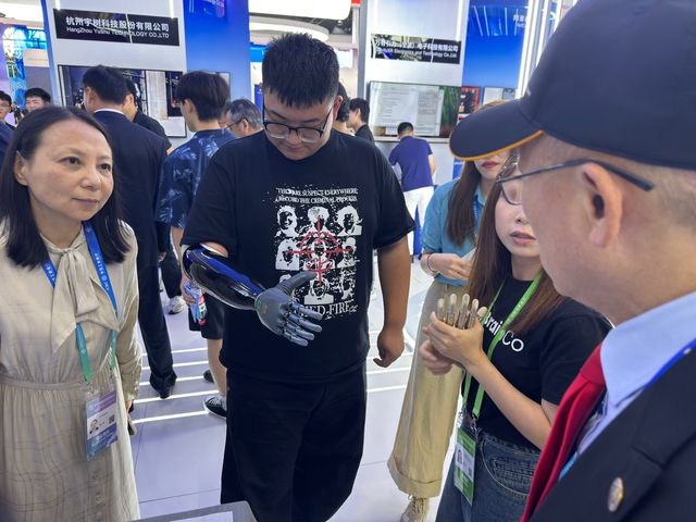 중국 공급망박람회에서 선보여진 로봇 의수