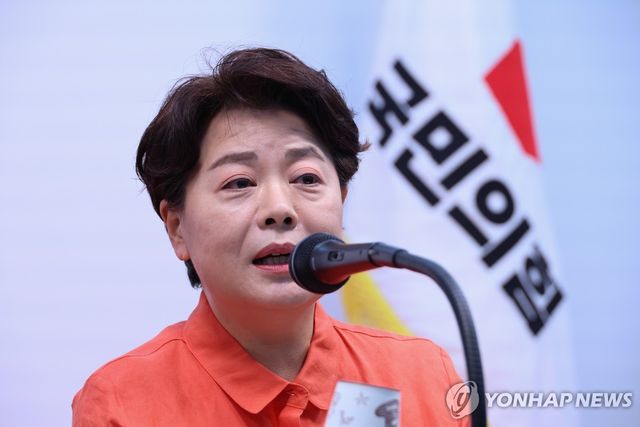 기자간담회하는 윤희숙 혁신위원장