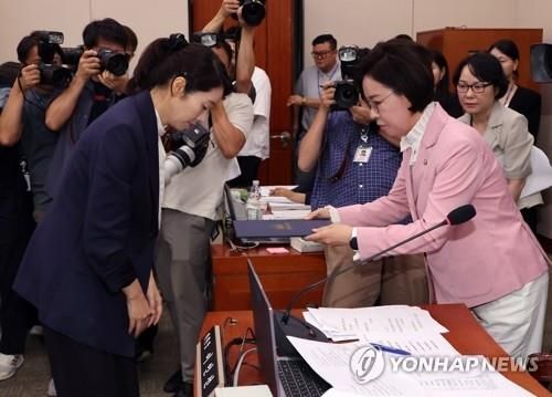 인사하는 강선우 여가부 장관 후보자