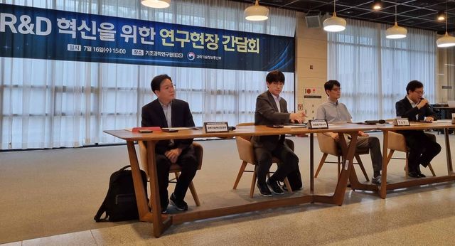 연구현장 간담회 갖는 하정우 AI미래기획수석 