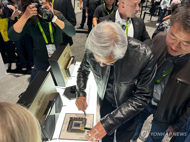 삼성전자 GDDR7에 친필 사인하는 엔비디아 젠슨 황 CEO