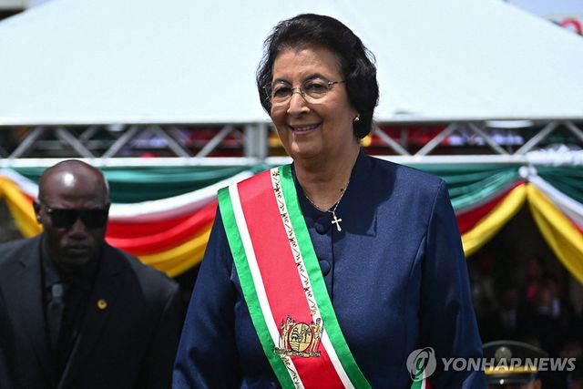 16일(현지시간) 취임한 예니퍼 헤이링스 시몬스 수리남 대통령