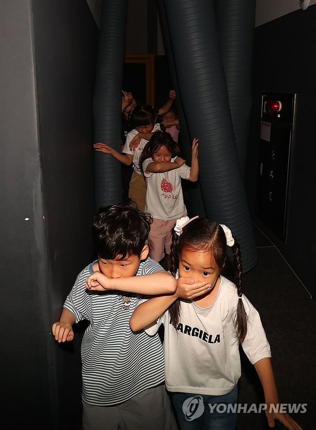 어린이들 화재 대피 체험