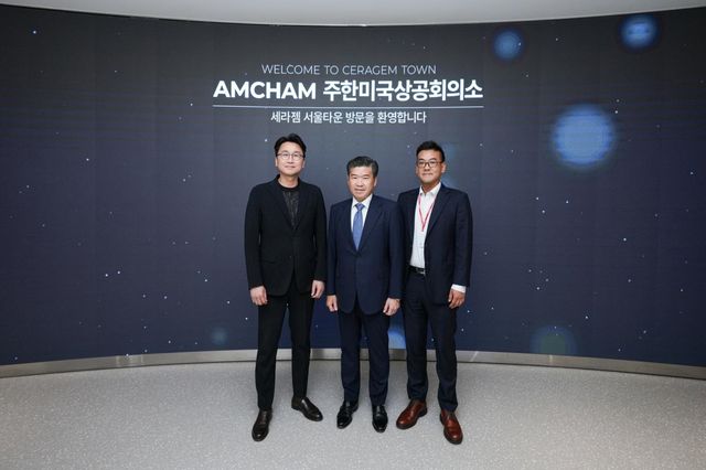 왼쪽부터 세라젬 이경수 대표이사, 암참 제임스 김 회장, 세라젬 조용준 전무