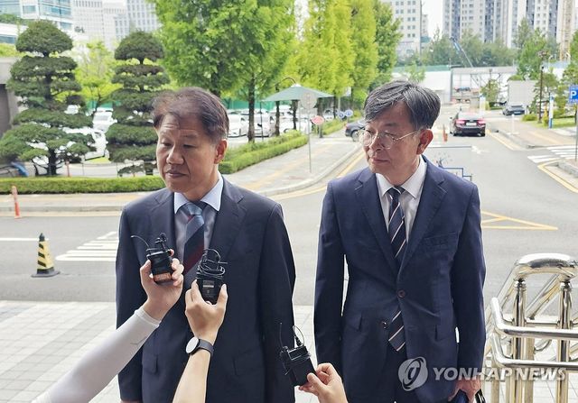 취재진 질문받는 김수현·김상조 전 청와대 정책실장